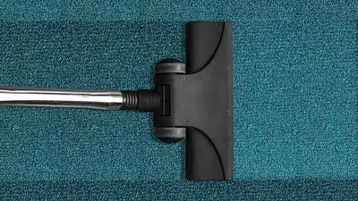 Higiena słuchawek dousznych – jak skutecznie czyścić i przec