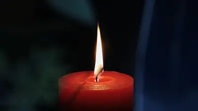 Na czym postawić świeczkę? Przewodnik po materiałach i styla