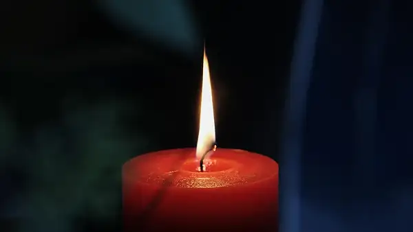 Na czym postawić świeczkę? Przewodnik po materiałach i styla