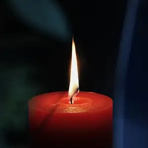 Na czym postawić świeczkę? Przewodnik po materiałach i styla