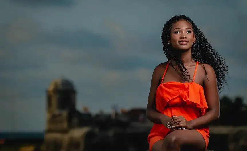 Styl architektoniczny budynku z lampami zewnetrznymi