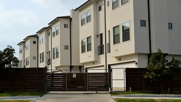 Dom jednorodzinny dwulokalowy vs zabudowa bliźniacza – różni