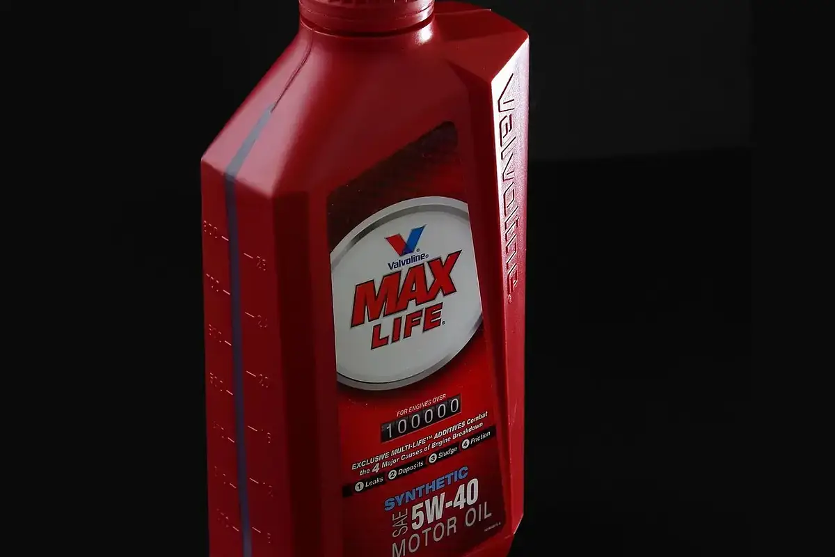 Jaki olej do starego silnika? Wybór i porady 2025