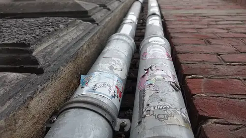 Malowanie rynien: poradnik krok po kroku i wybór farby