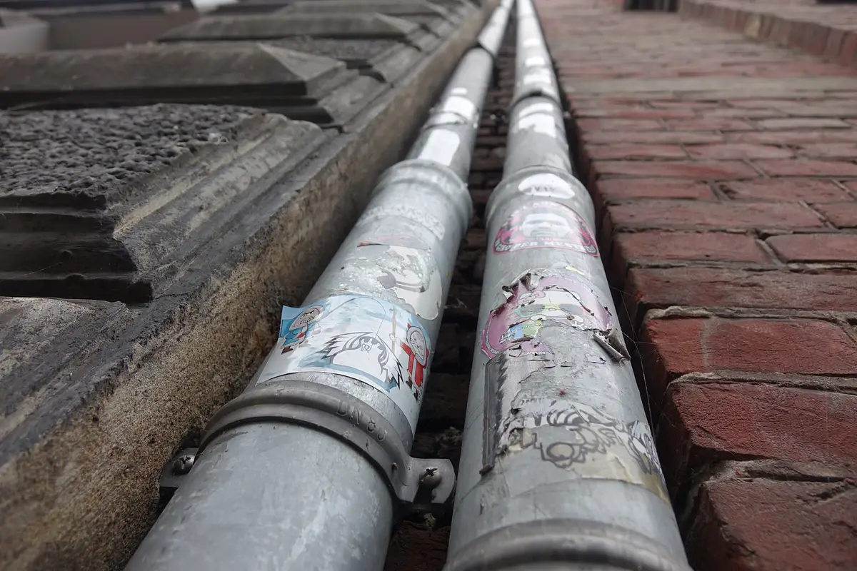 Malowanie rynien: poradnik krok po kroku i wybór farby