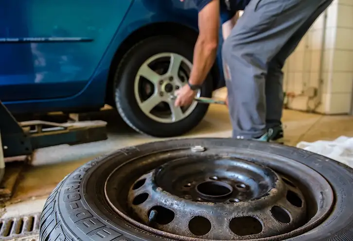 Jaki przebieg na oponach całorocznych? Poradnik