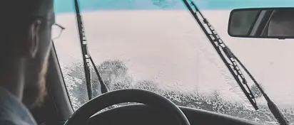 Wycieraczki przegubowe czy bezprzegubowe: porównanie