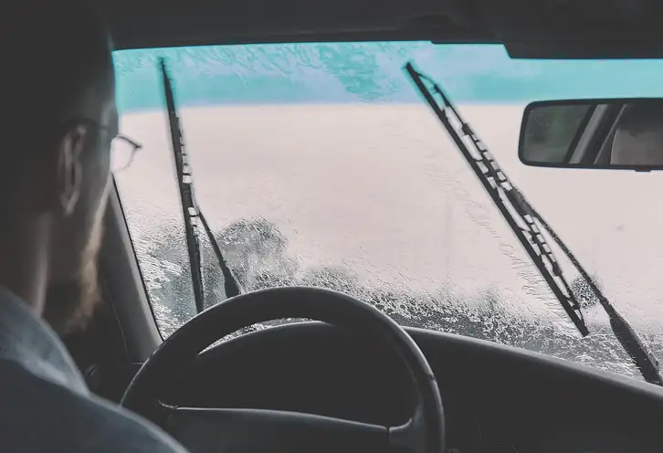 Wycieraczki przegubowe czy bezprzegubowe: porównanie