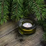 Zielone świece w dekoracji domu – dlaczego warto?