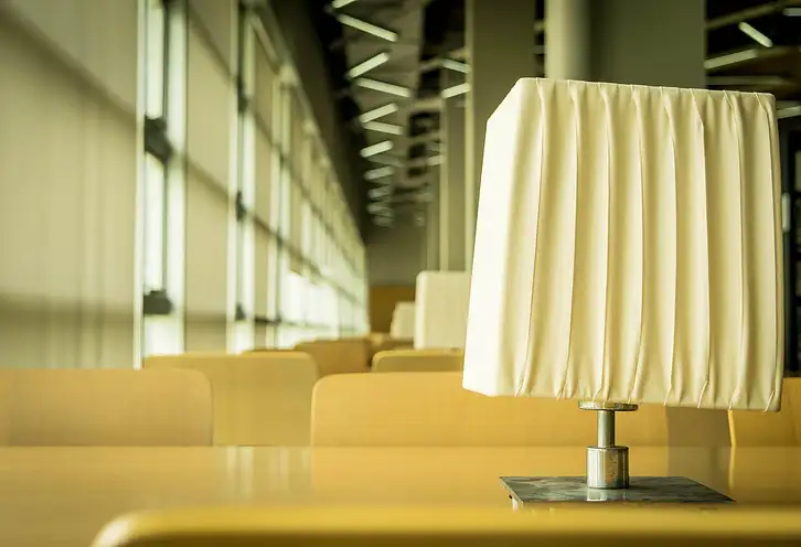 Ile lumenów do lampki biurkowej? Poradnik