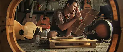 Jak uzyskać naturalny kolor drewna: poradnik